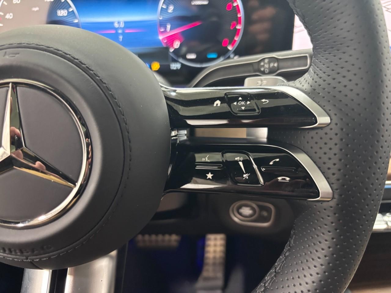 Mercedes-Benz GLS Vehicle Full-screen Gallery Image 24