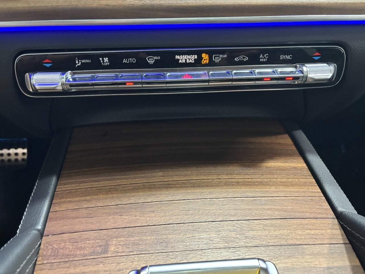 Mercedes-Benz GLS Vehicle Full-screen Gallery Image 29