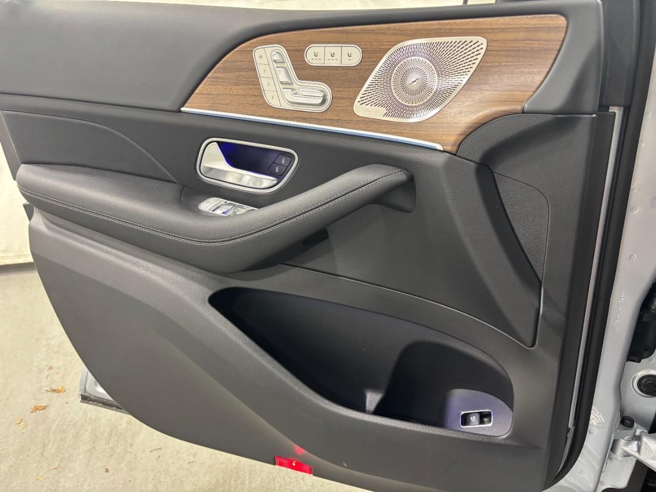 Mercedes-Benz GLS Vehicle Full-screen Gallery Image 33