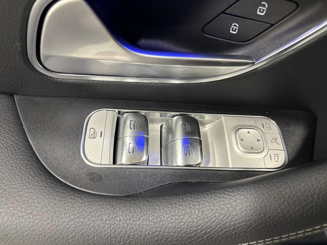 Mercedes-Benz GLS Vehicle Full-screen Gallery Image 38