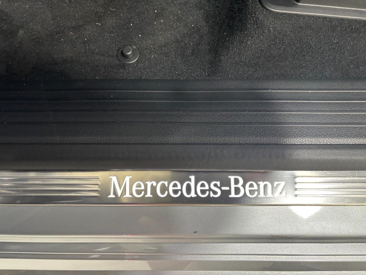 Mercedes-Benz GLS Vehicle Full-screen Gallery Image 39