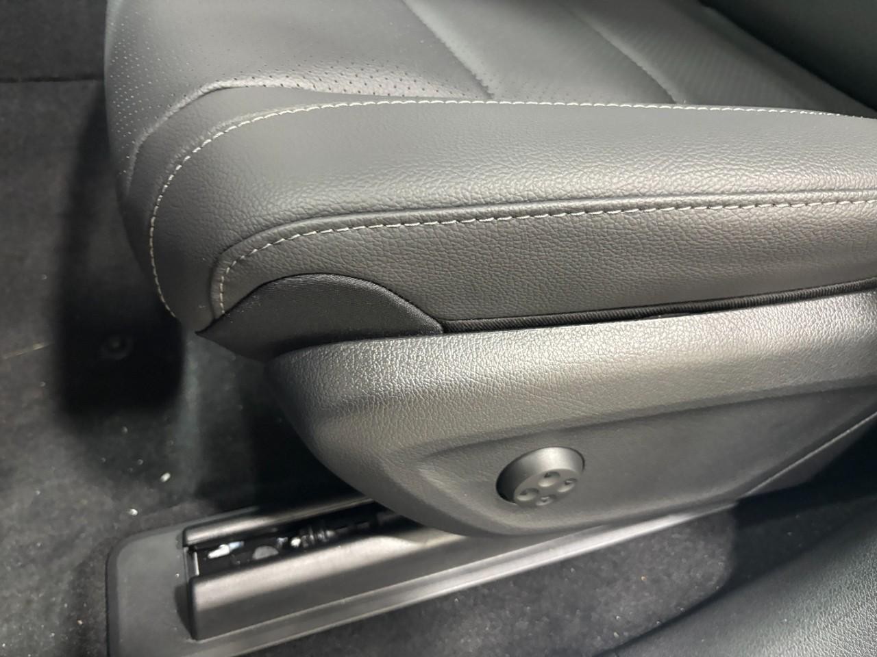 Mercedes-Benz GLS Vehicle Full-screen Gallery Image 40