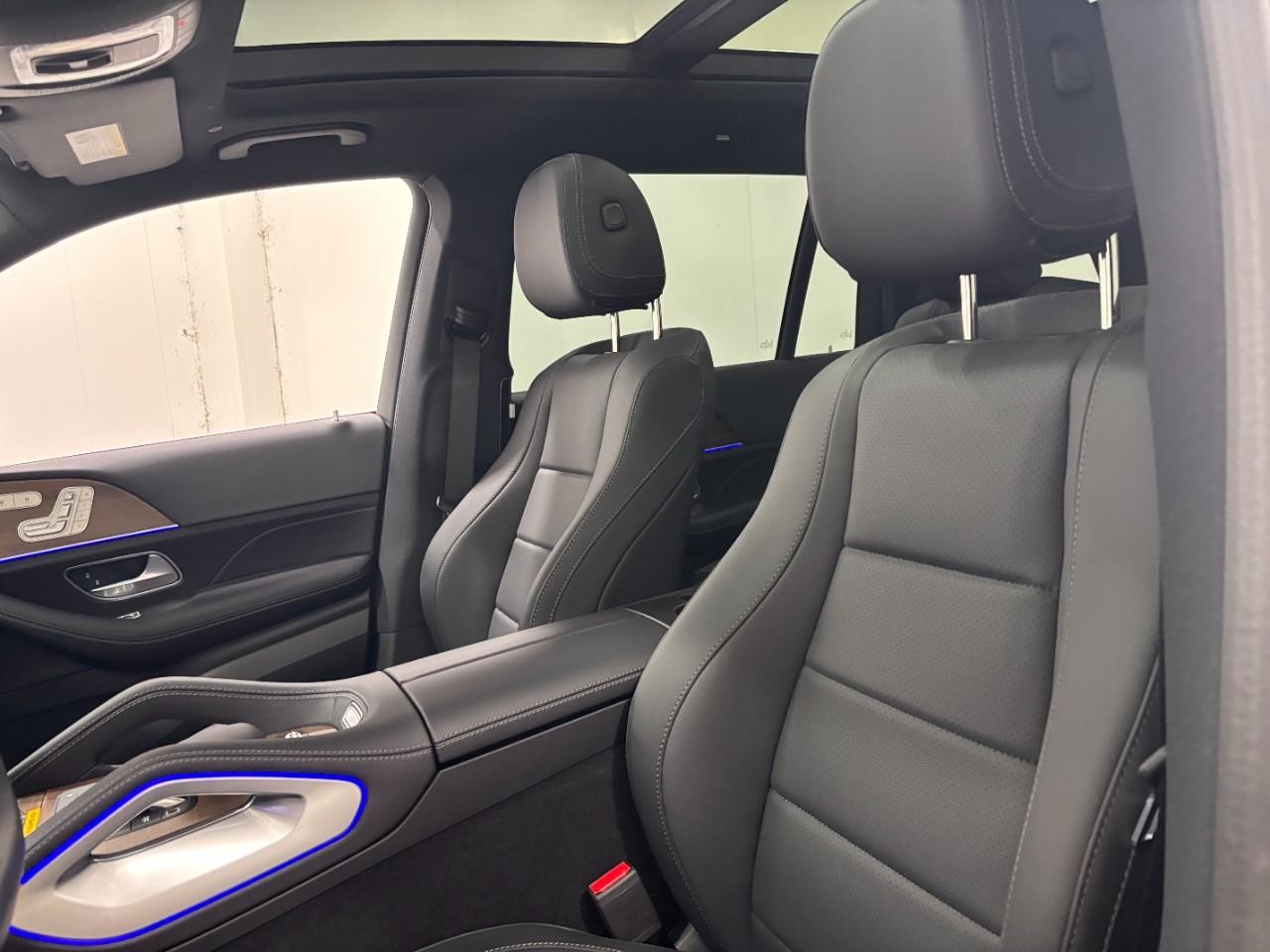 Mercedes-Benz GLS Vehicle Full-screen Gallery Image 41