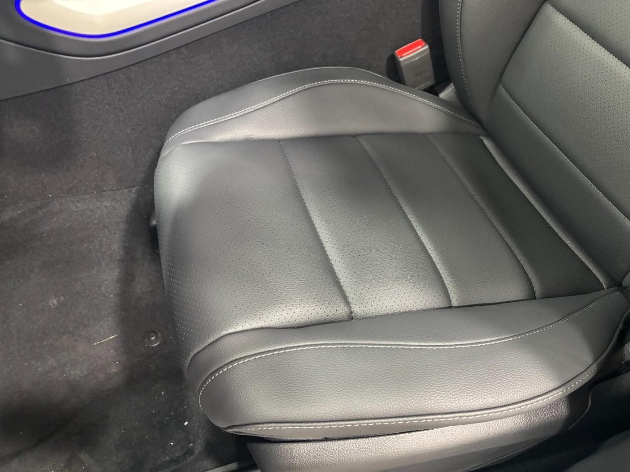 Mercedes-Benz GLS Vehicle Full-screen Gallery Image 42