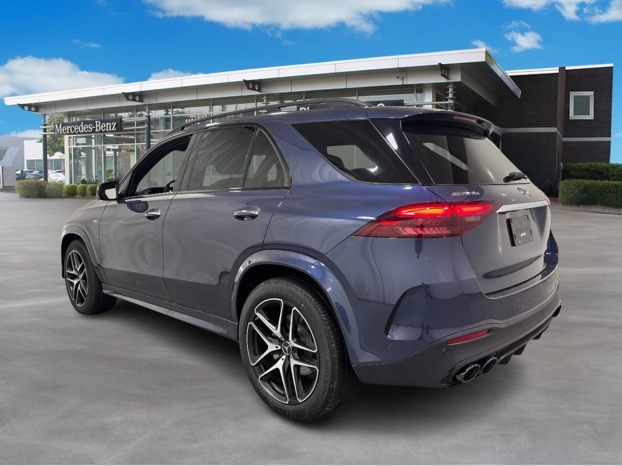 Mercedes-Benz GLE Vehicle Full-screen Gallery Image 3