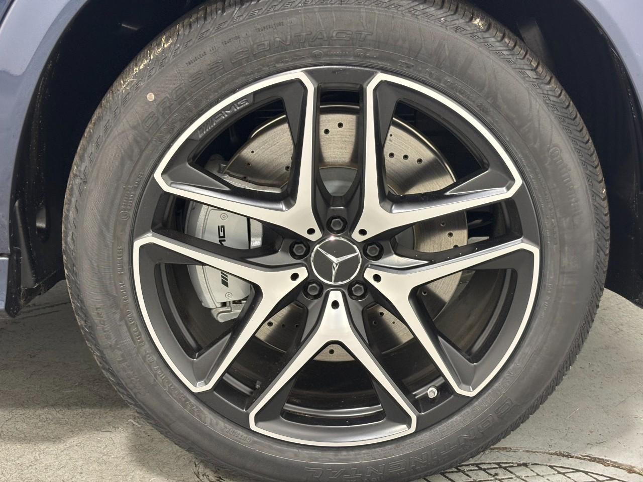 Mercedes-Benz GLE Vehicle Full-screen Gallery Image 5