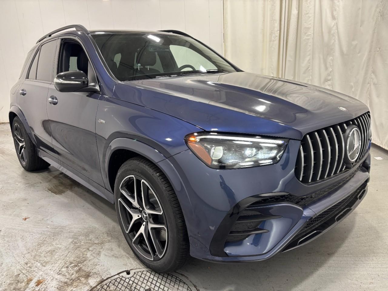 Mercedes-Benz GLE Vehicle Full-screen Gallery Image 6