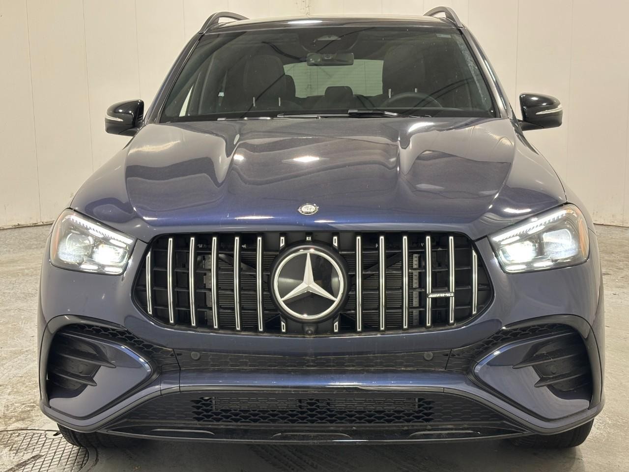 Mercedes-Benz GLE Vehicle Full-screen Gallery Image 7