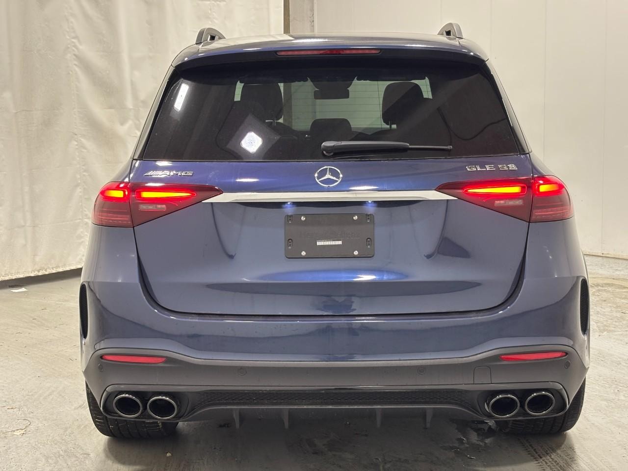 Mercedes-Benz GLE Vehicle Full-screen Gallery Image 10