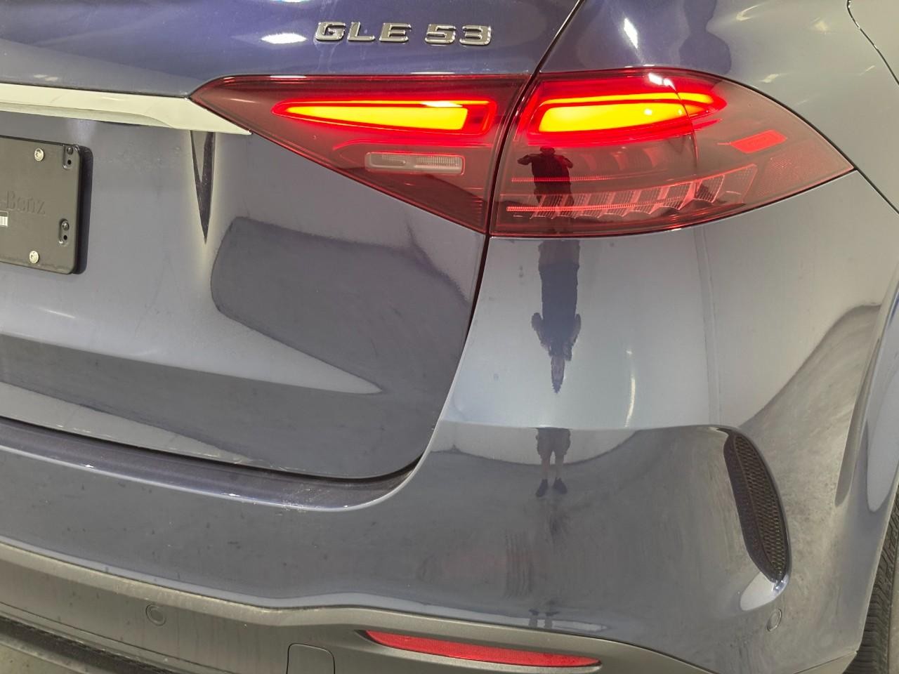 Mercedes-Benz GLE Vehicle Full-screen Gallery Image 12