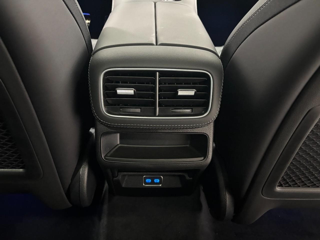 Mercedes-Benz GLE Vehicle Full-screen Gallery Image 18