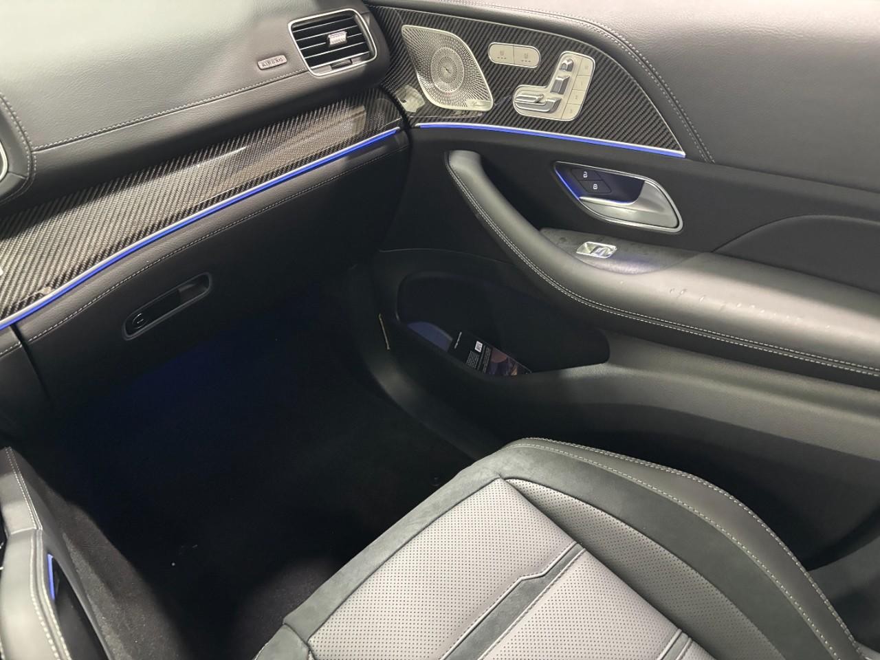 Mercedes-Benz GLE Vehicle Full-screen Gallery Image 19