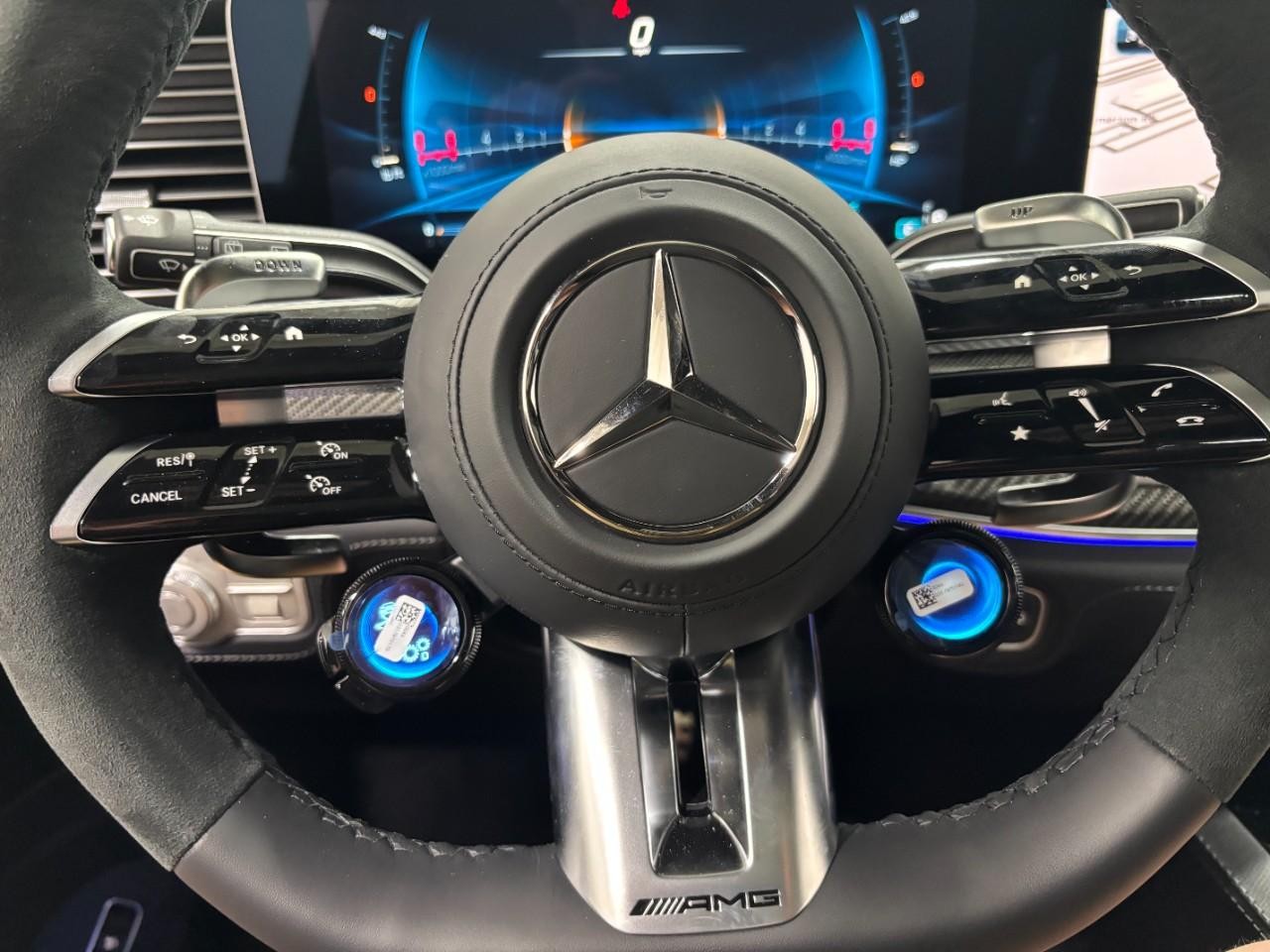 Mercedes-Benz GLE Vehicle Full-screen Gallery Image 22