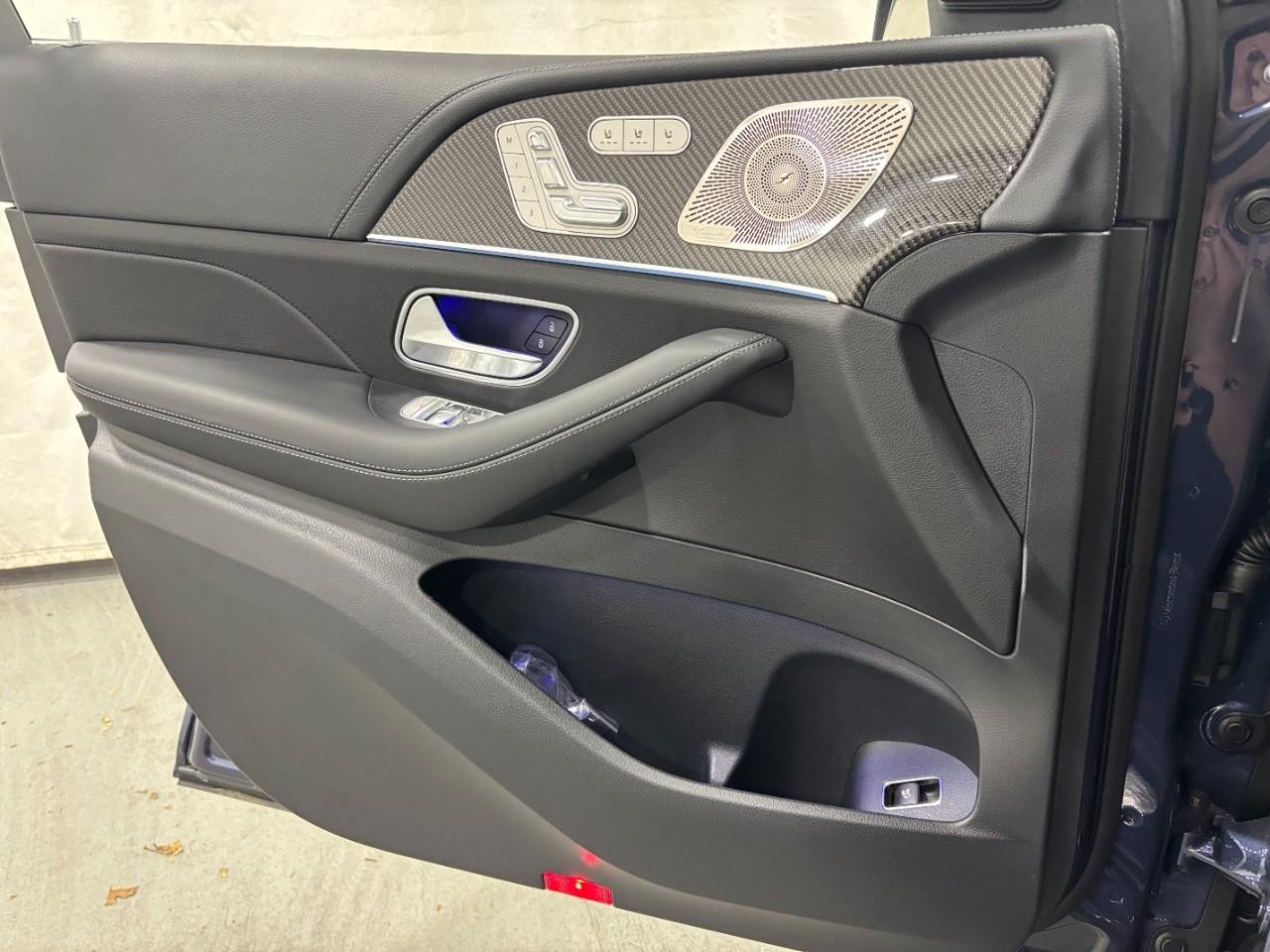 Mercedes-Benz GLE Vehicle Full-screen Gallery Image 32