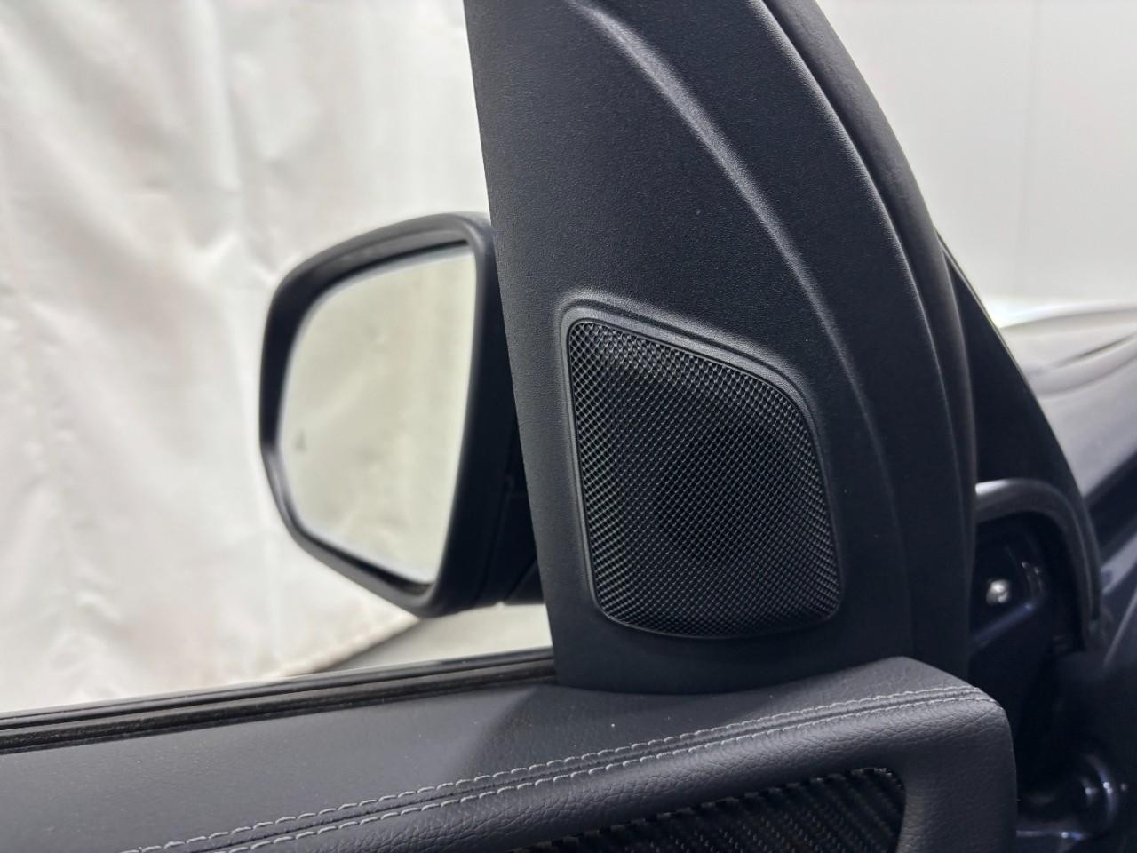 Mercedes-Benz GLE Vehicle Full-screen Gallery Image 33