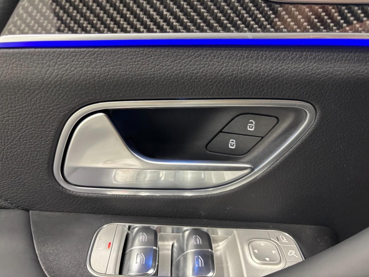 Mercedes-Benz GLE Vehicle Full-screen Gallery Image 36