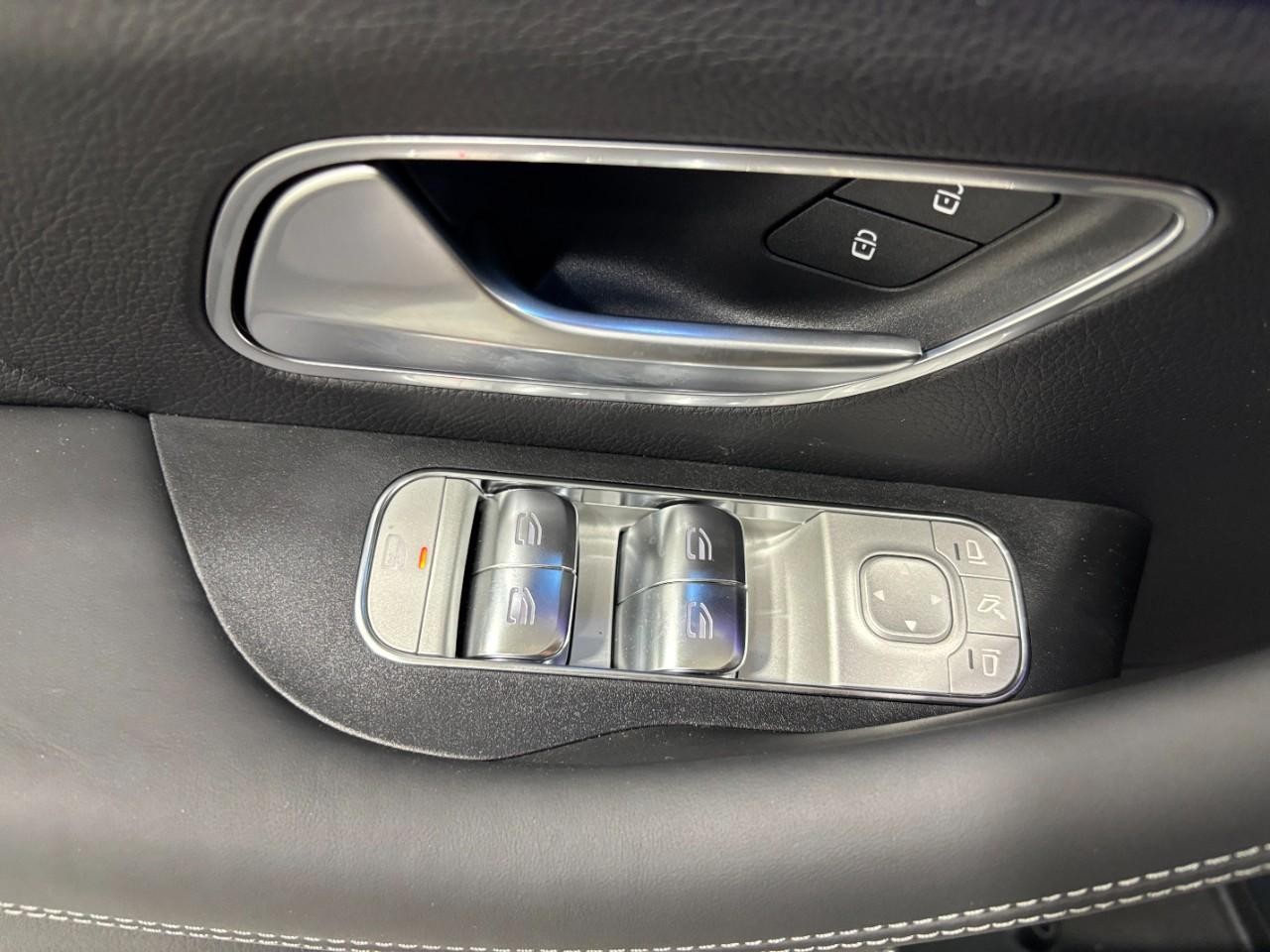 Mercedes-Benz GLE Vehicle Full-screen Gallery Image 37