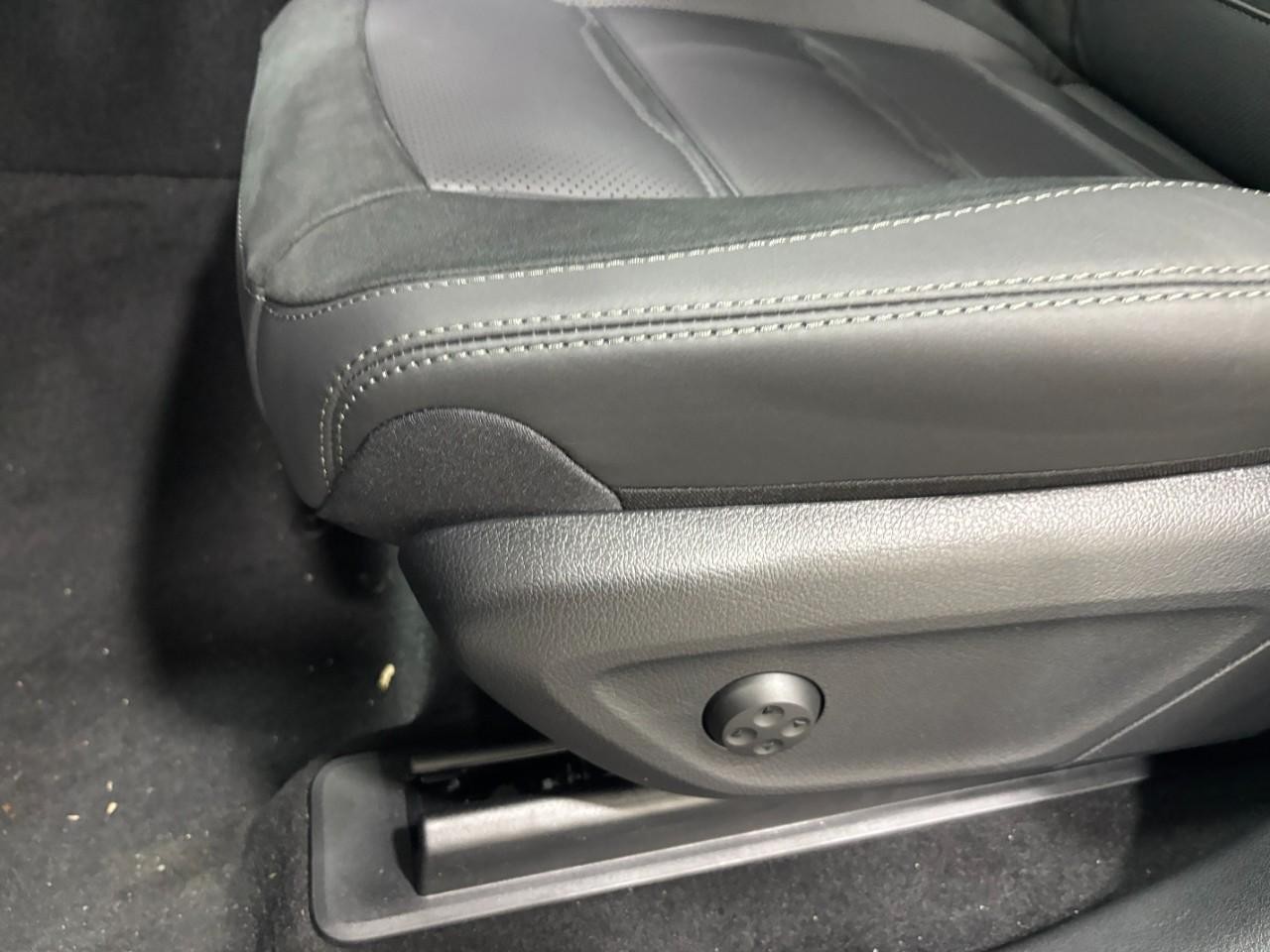 Mercedes-Benz GLE Vehicle Full-screen Gallery Image 39