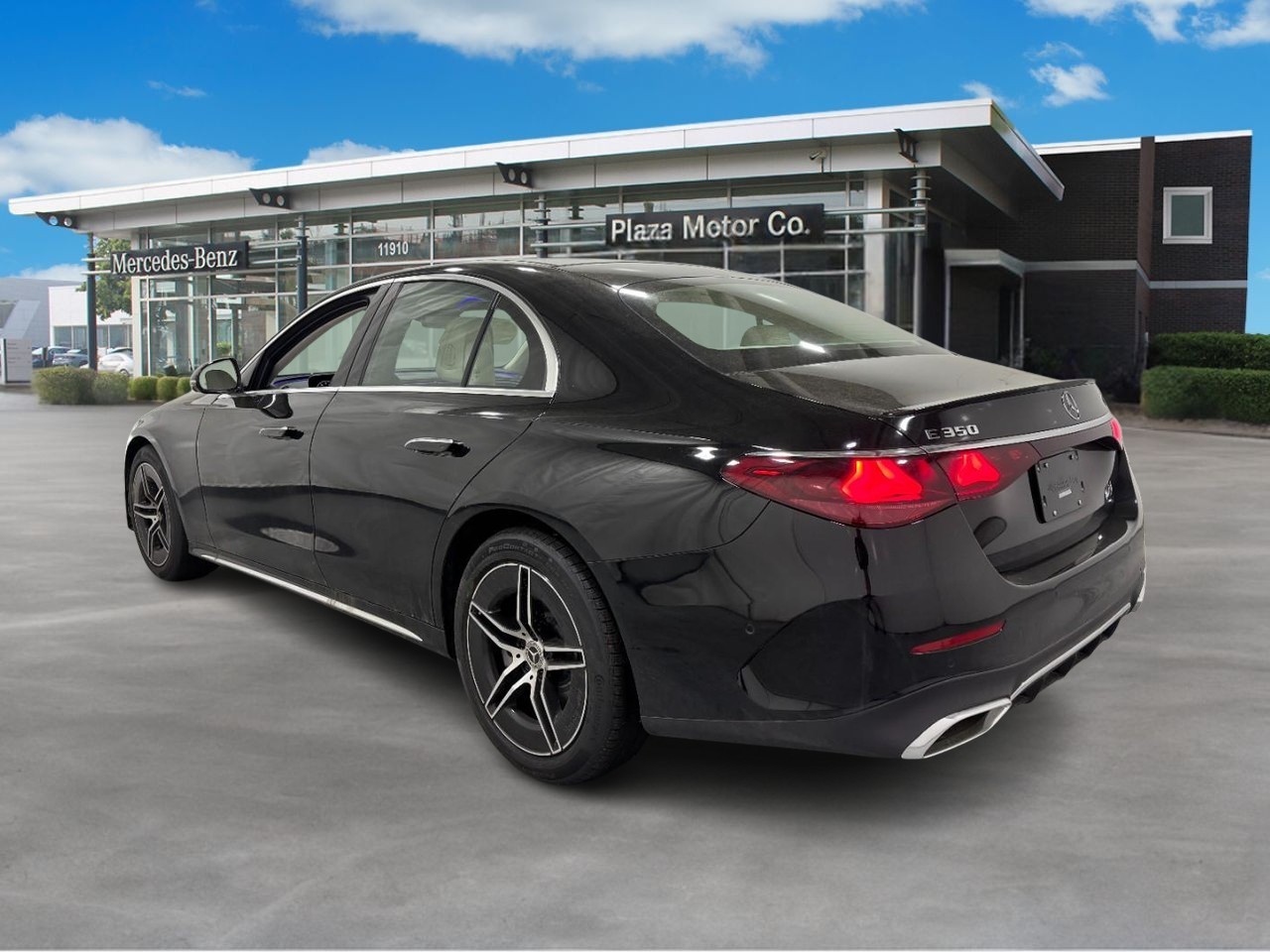 Mercedes-Benz E-Class Vehicle Full-screen Gallery Image 3