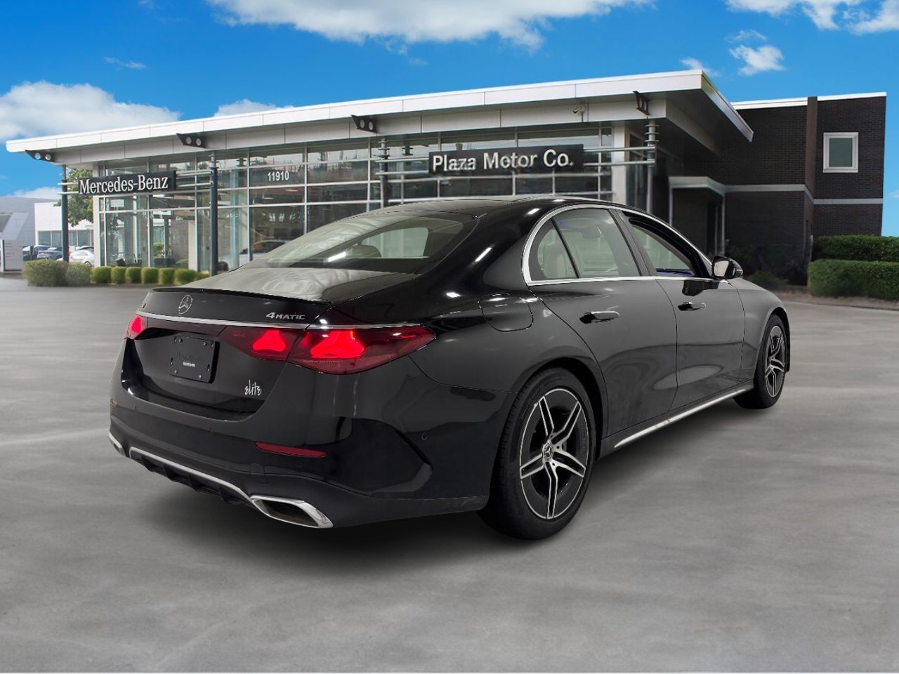 Mercedes-Benz E-Class Vehicle Full-screen Gallery Image 4