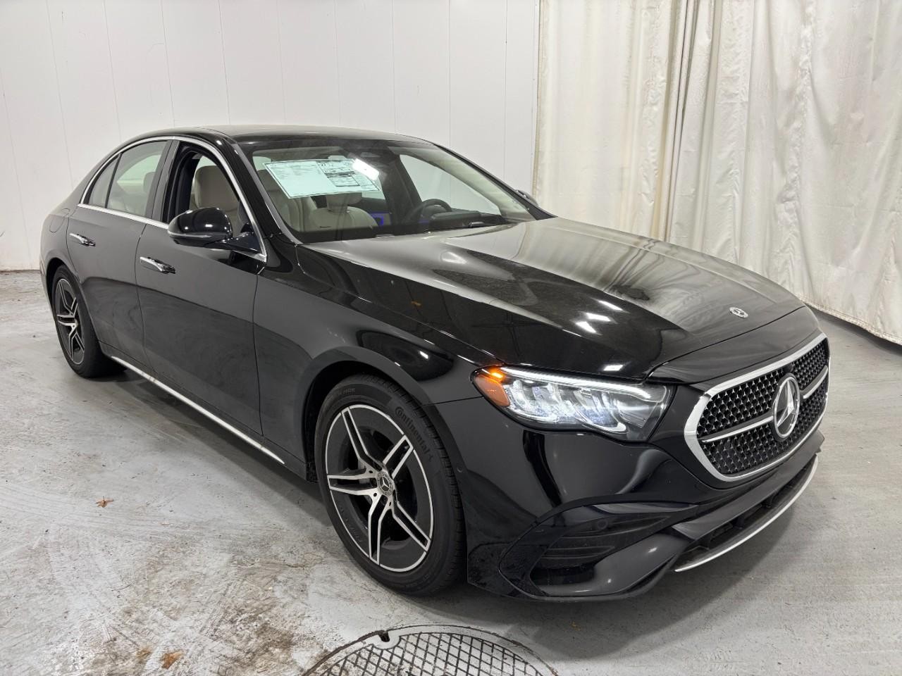 Mercedes-Benz E-Class Vehicle Full-screen Gallery Image 6