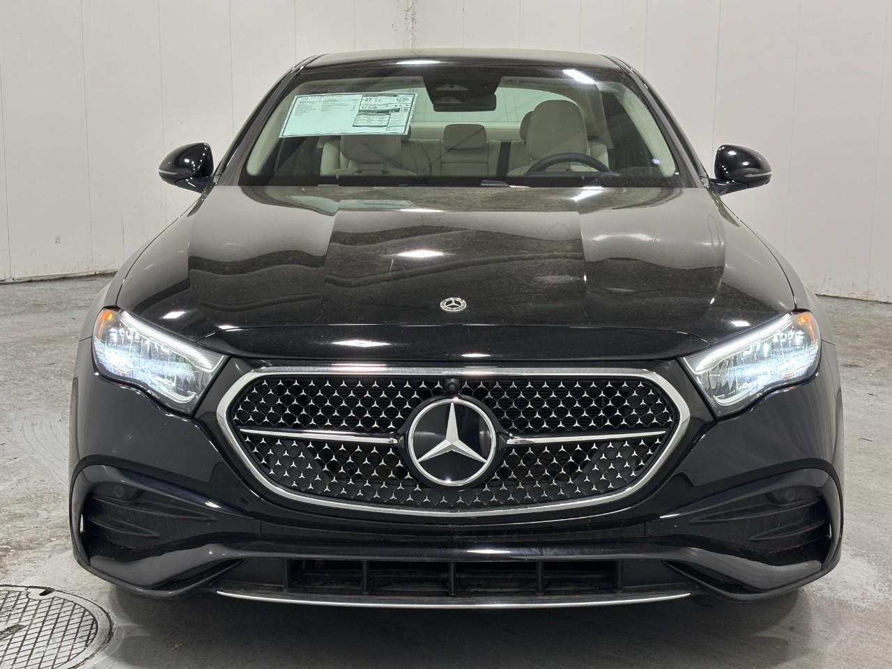 Mercedes-Benz E-Class Vehicle Full-screen Gallery Image 7