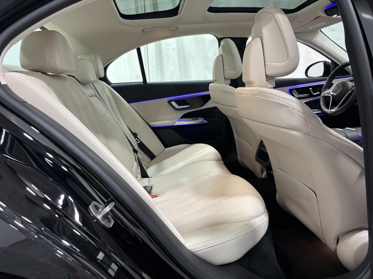 Mercedes-Benz E-Class Vehicle Full-screen Gallery Image 13