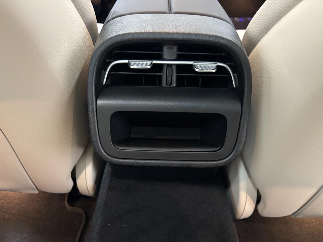 Mercedes-Benz E-Class Vehicle Full-screen Gallery Image 18