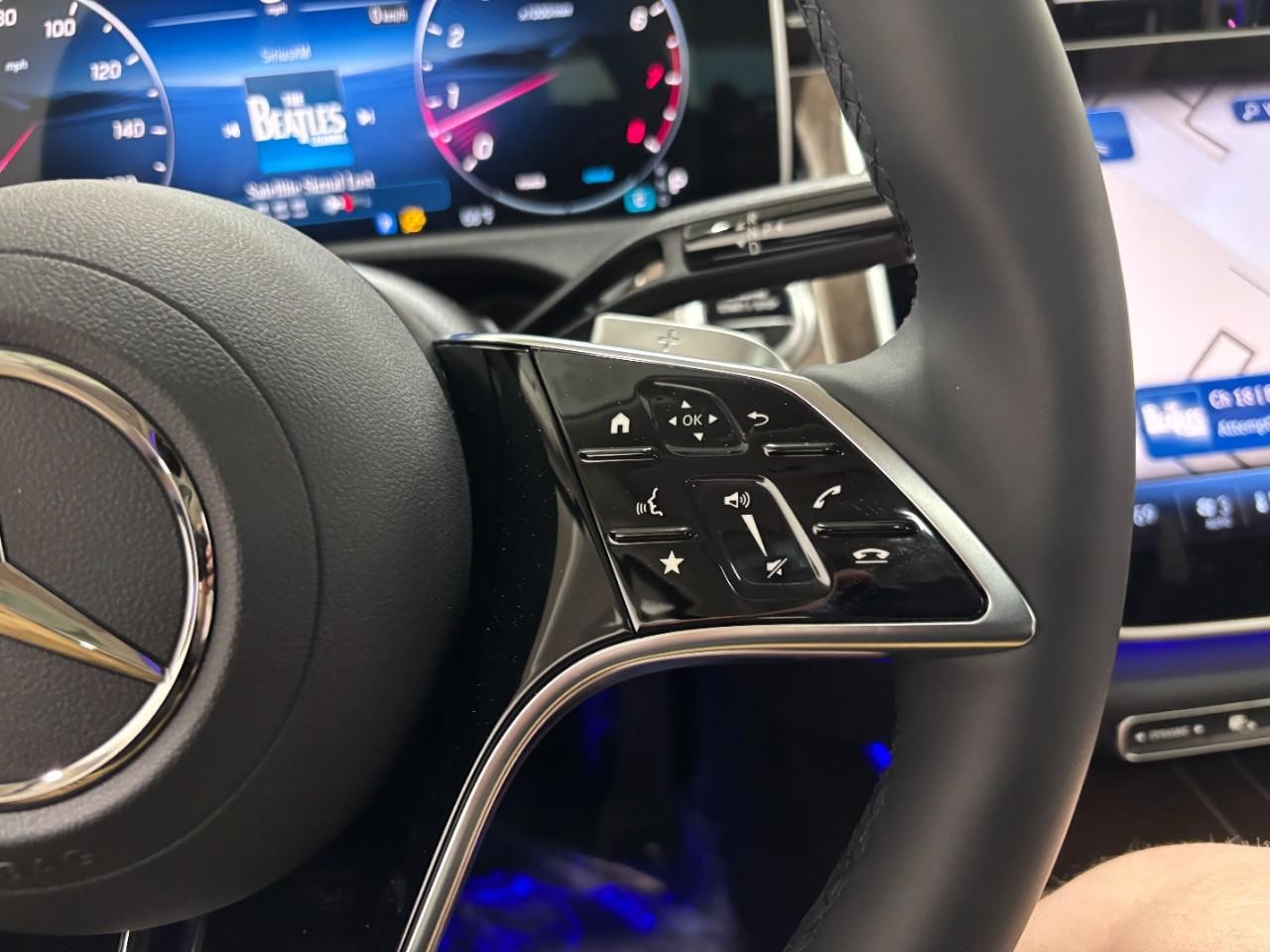 Mercedes-Benz E-Class Vehicle Full-screen Gallery Image 24