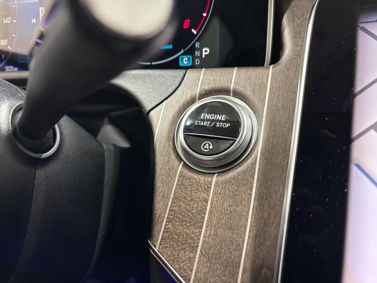 Mercedes-Benz E-Class Vehicle Full-screen Gallery Image 30