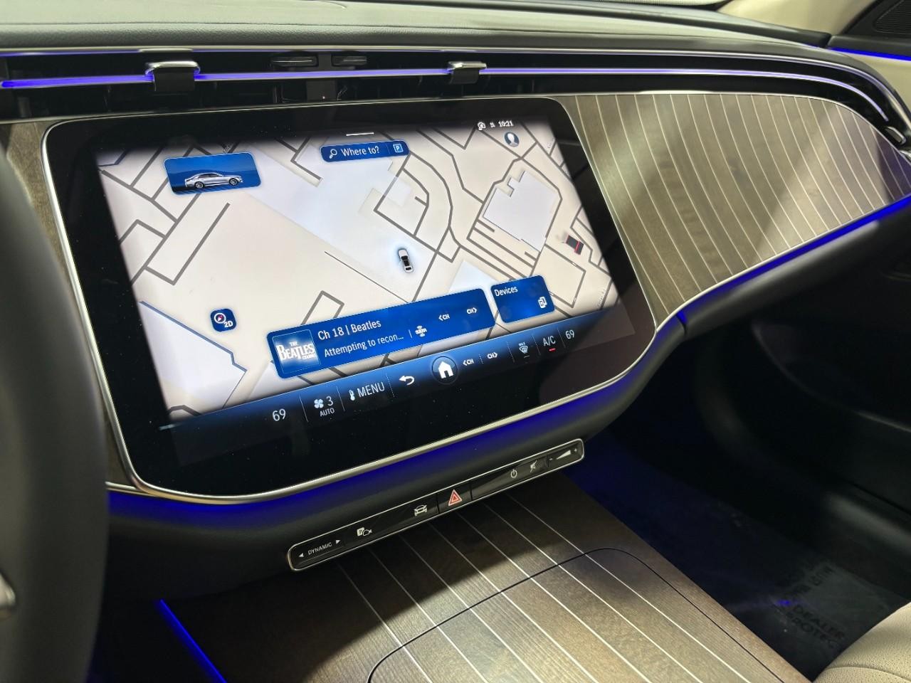 Mercedes-Benz E-Class Vehicle Full-screen Gallery Image 31