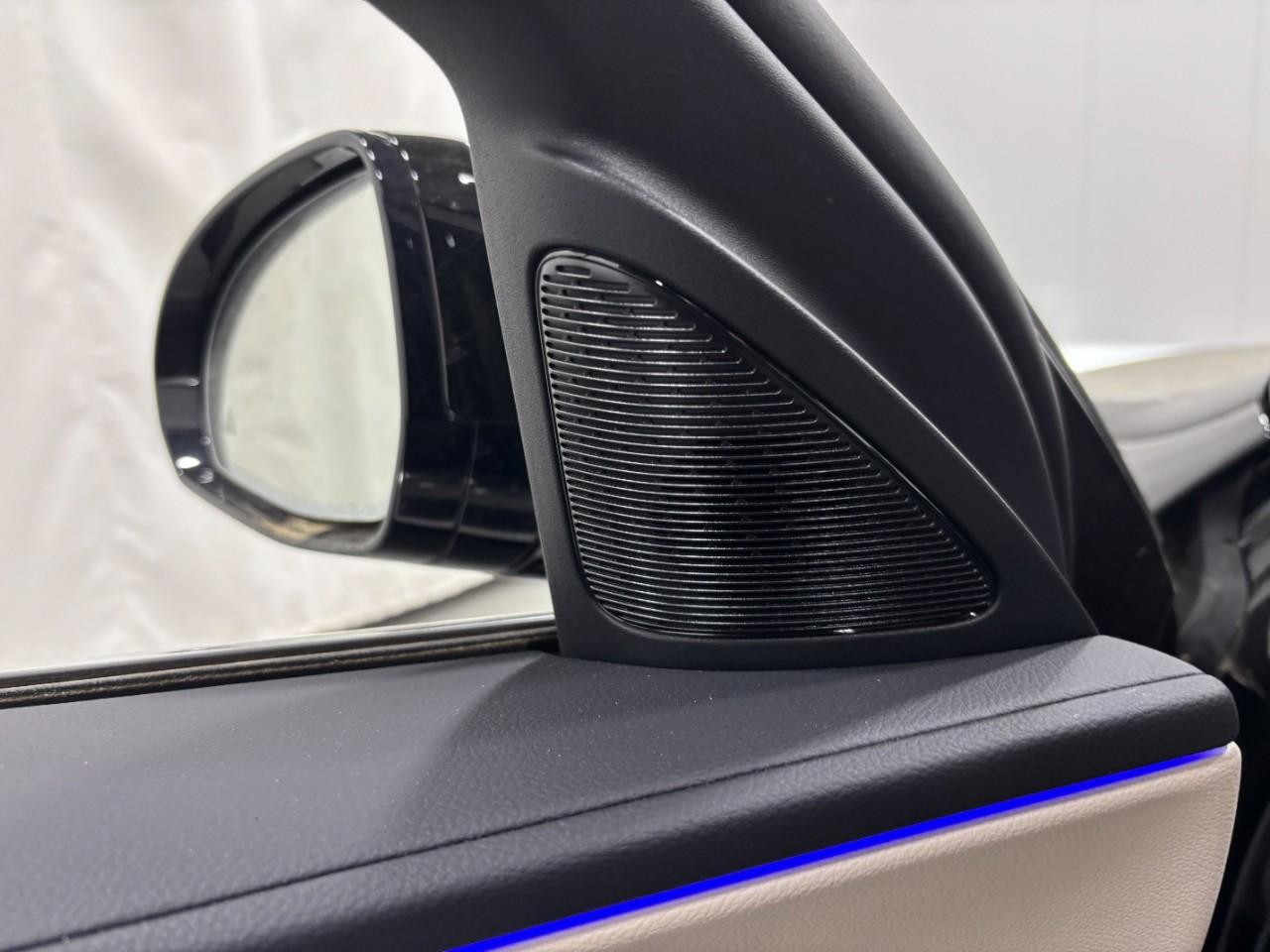 Mercedes-Benz E-Class Vehicle Full-screen Gallery Image 33