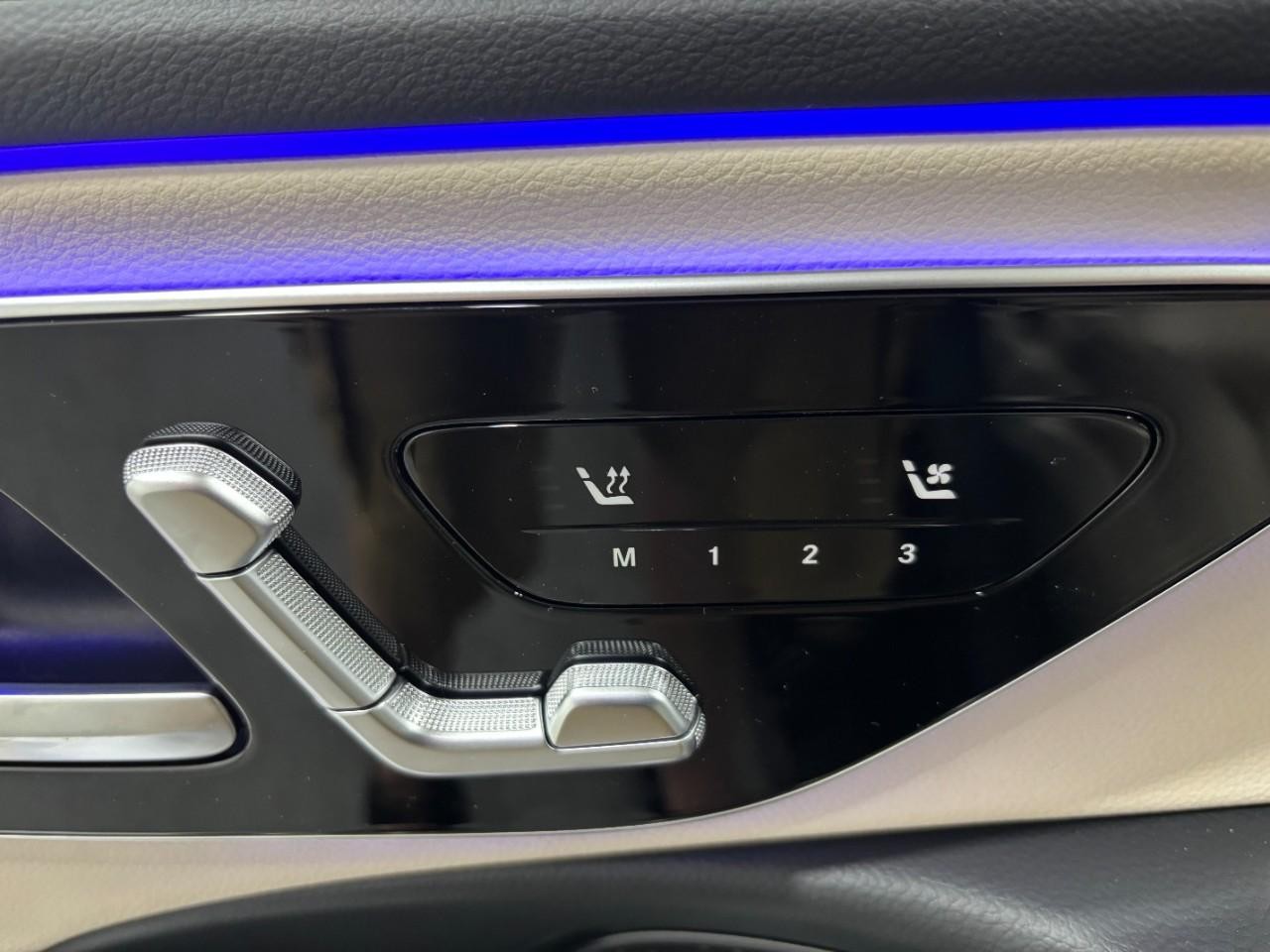 Mercedes-Benz E-Class Vehicle Full-screen Gallery Image 35