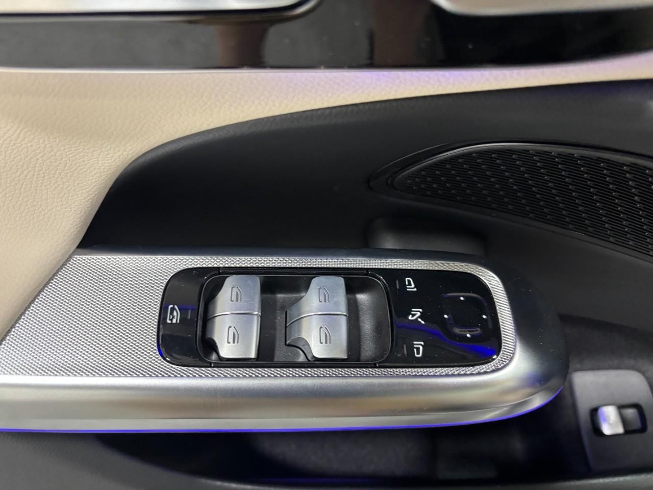 Mercedes-Benz E-Class Vehicle Full-screen Gallery Image 36