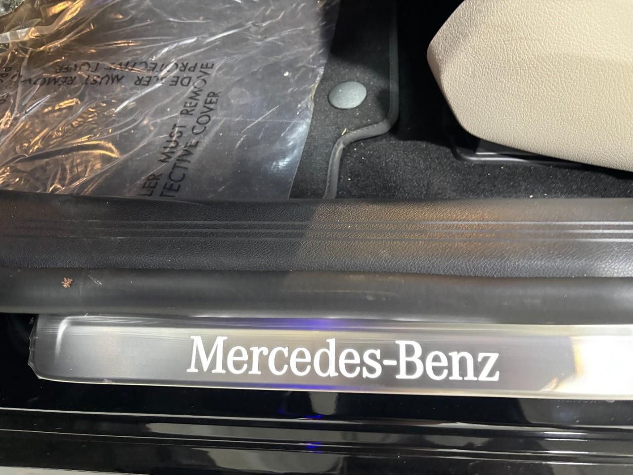 Mercedes-Benz E-Class Vehicle Full-screen Gallery Image 37