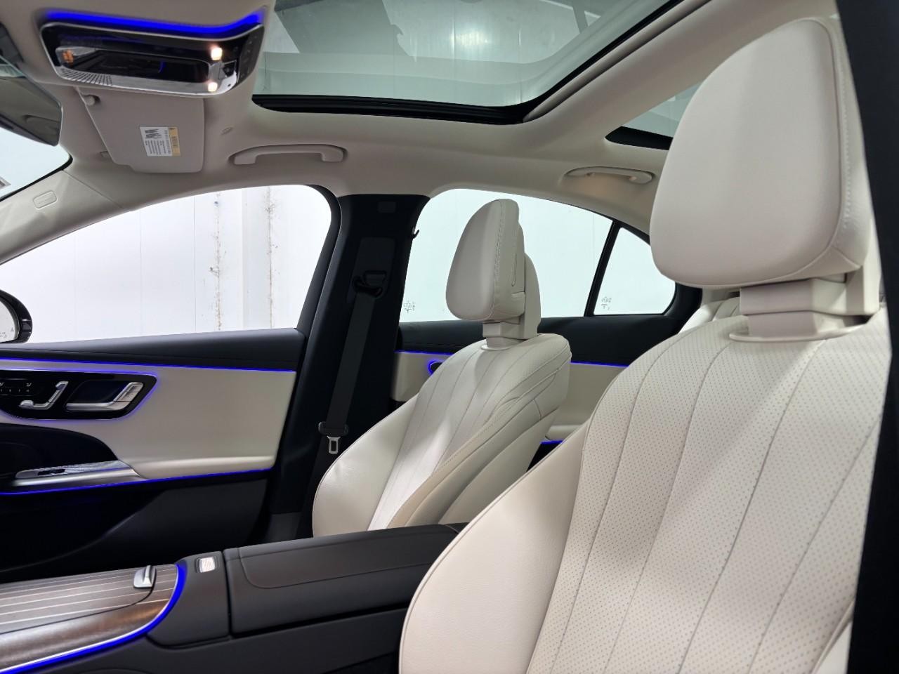 Mercedes-Benz E-Class Vehicle Full-screen Gallery Image 39