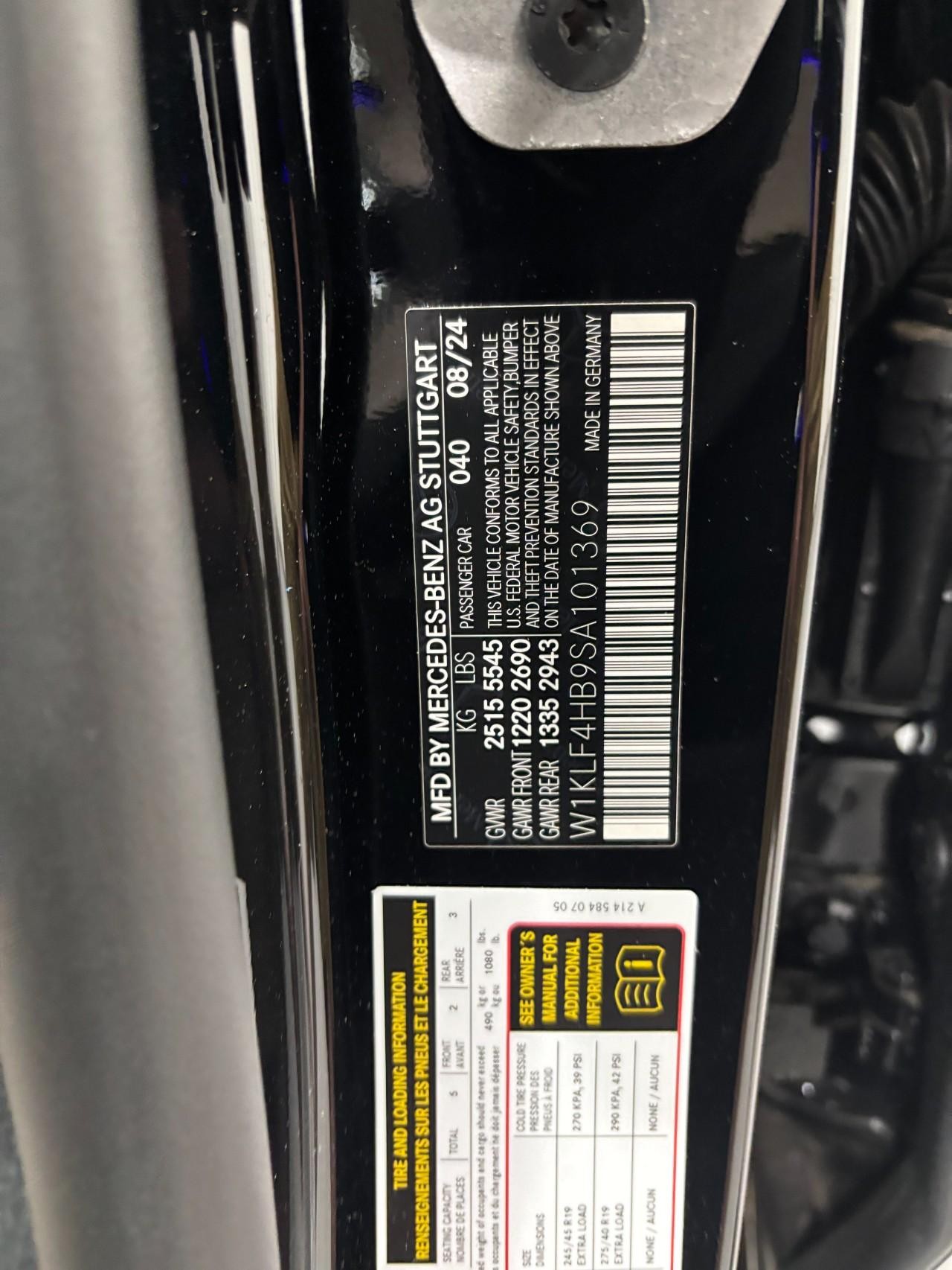 Mercedes-Benz E-Class Vehicle Full-screen Gallery Image 41