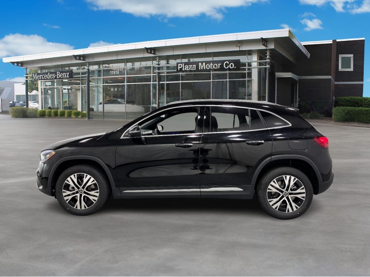 Mercedes-Benz GLA Vehicle Full-screen Gallery Image 2