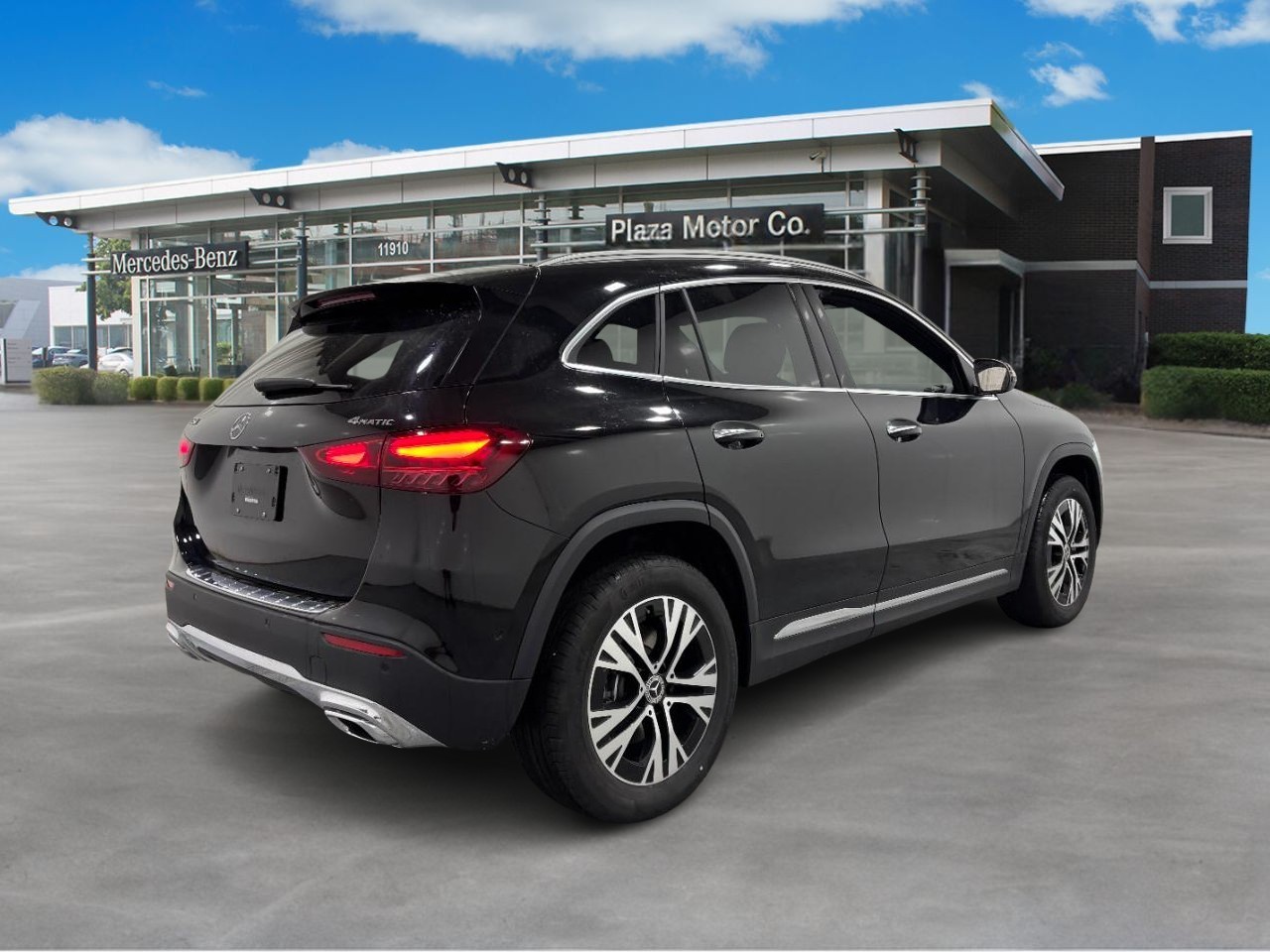 Mercedes-Benz GLA Vehicle Full-screen Gallery Image 4