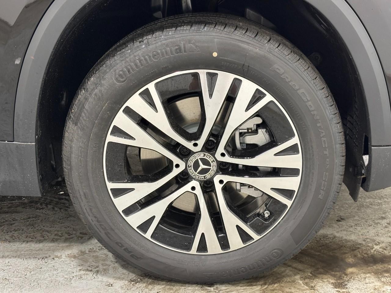 Mercedes-Benz GLA Vehicle Full-screen Gallery Image 5