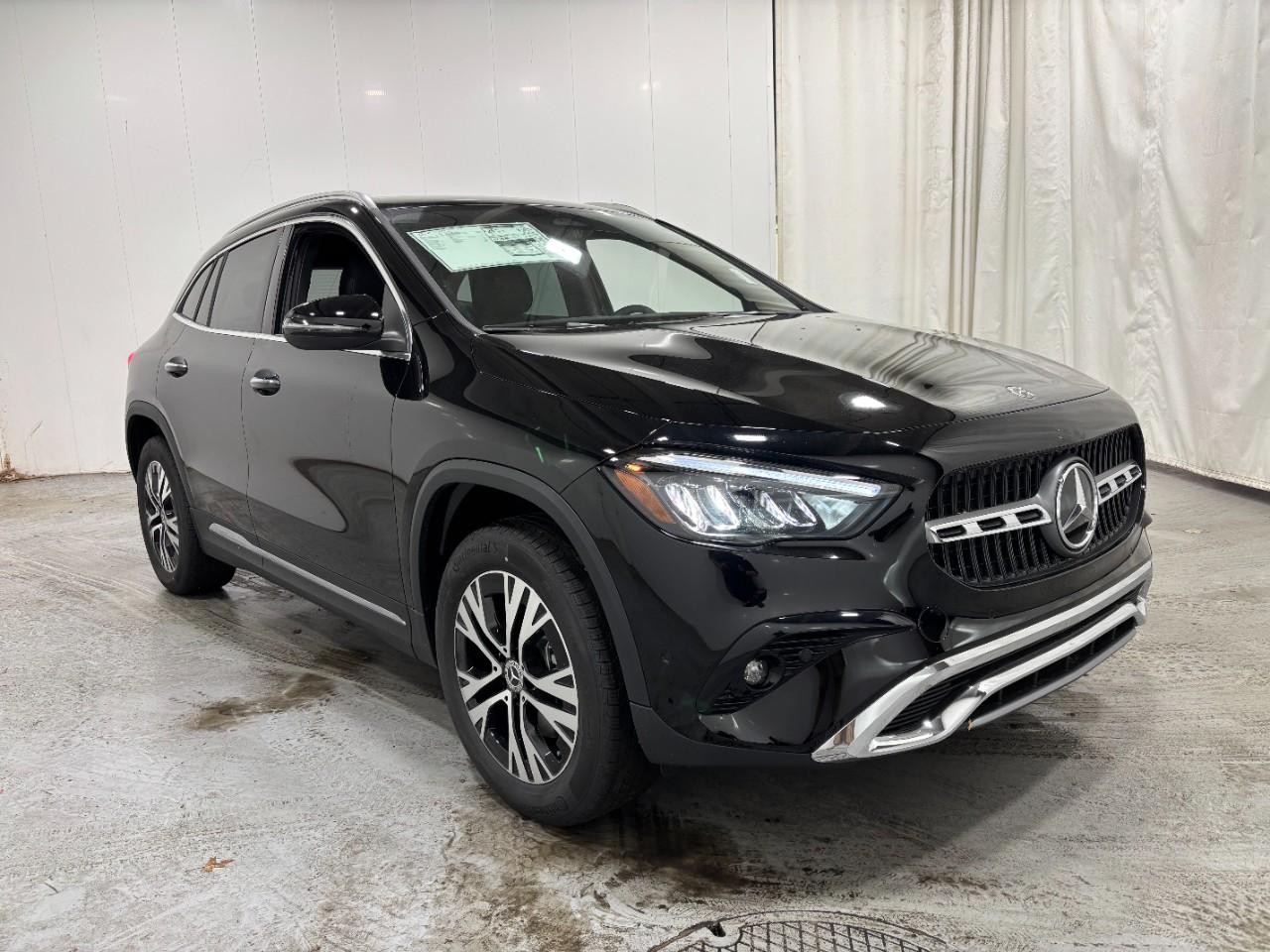 Mercedes-Benz GLA Vehicle Full-screen Gallery Image 6