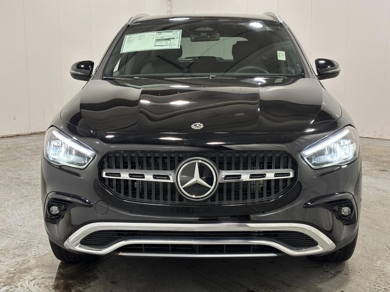 Mercedes-Benz GLA Vehicle Full-screen Gallery Image 7