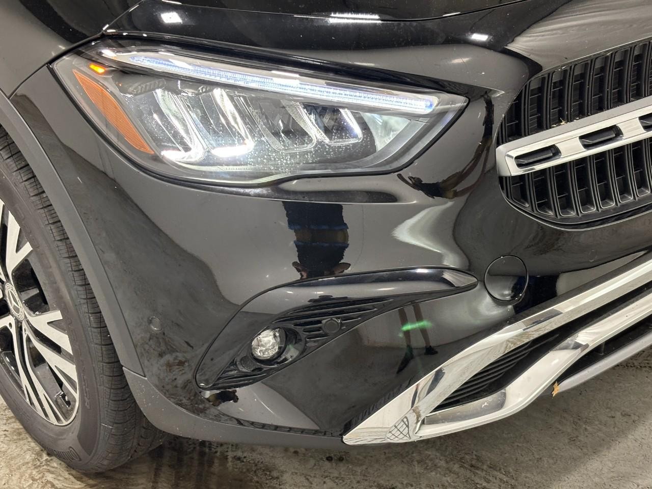 Mercedes-Benz GLA Vehicle Full-screen Gallery Image 8