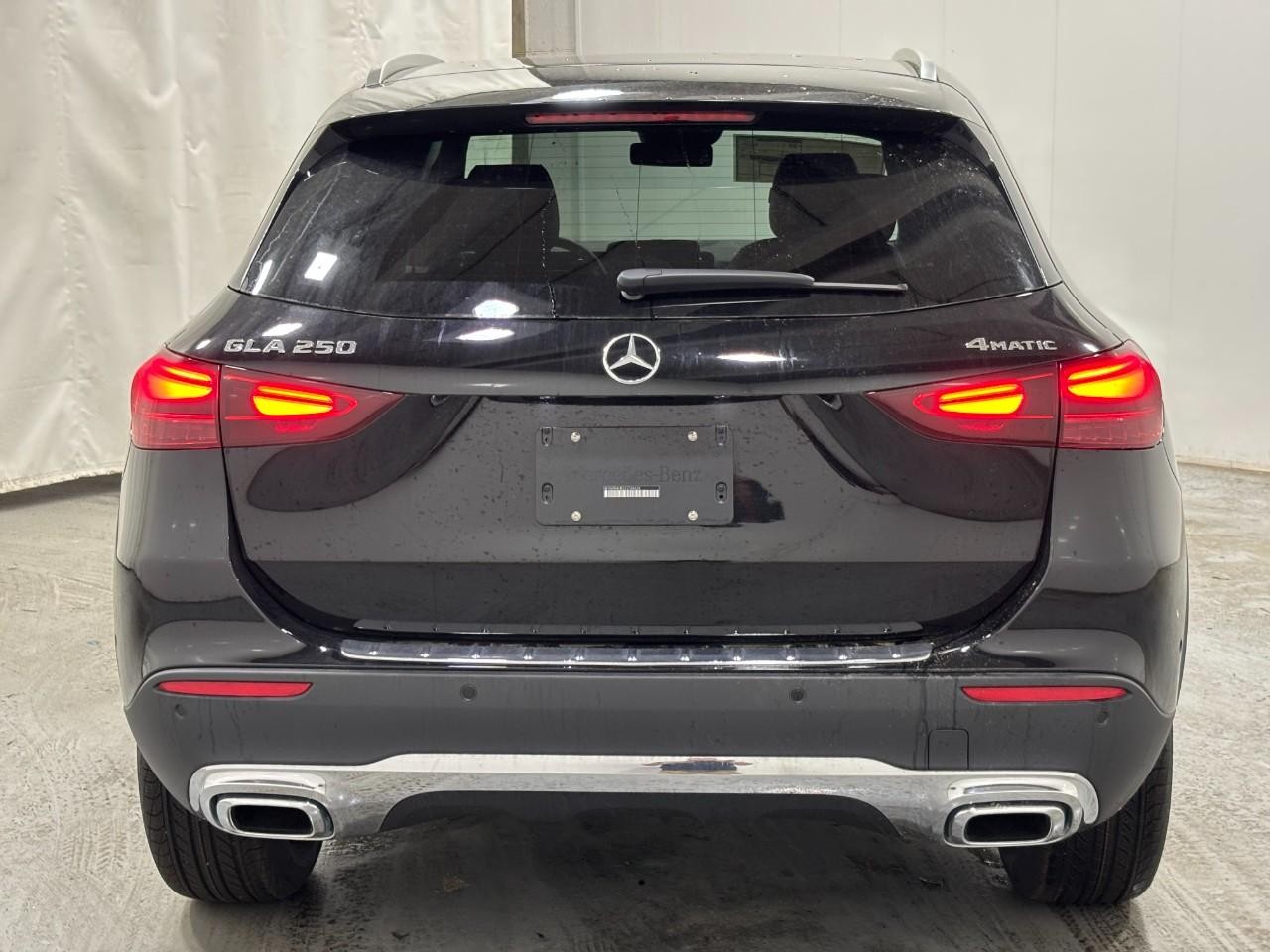 Mercedes-Benz GLA Vehicle Full-screen Gallery Image 10