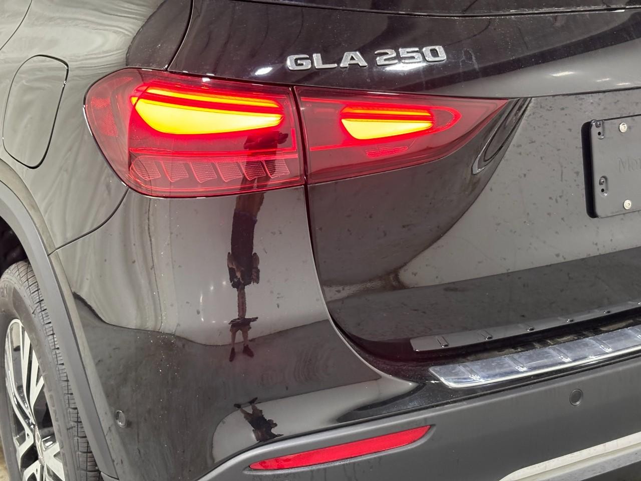 Mercedes-Benz GLA Vehicle Full-screen Gallery Image 11