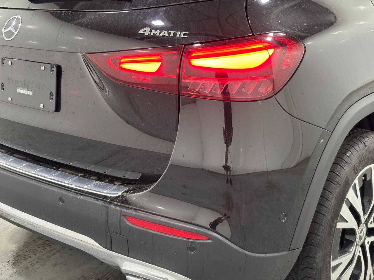 Mercedes-Benz GLA Vehicle Full-screen Gallery Image 12