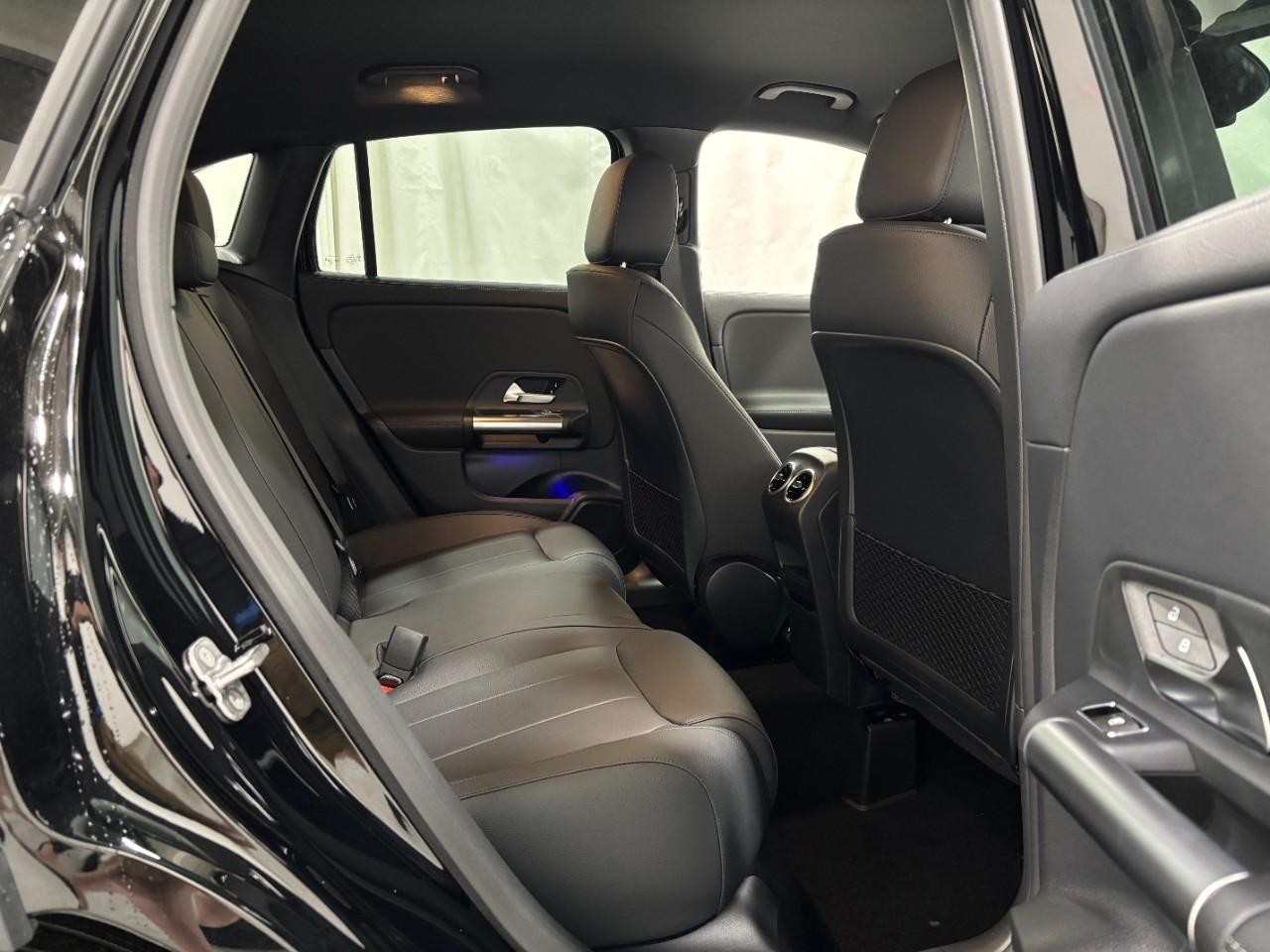 Mercedes-Benz GLA Vehicle Full-screen Gallery Image 13