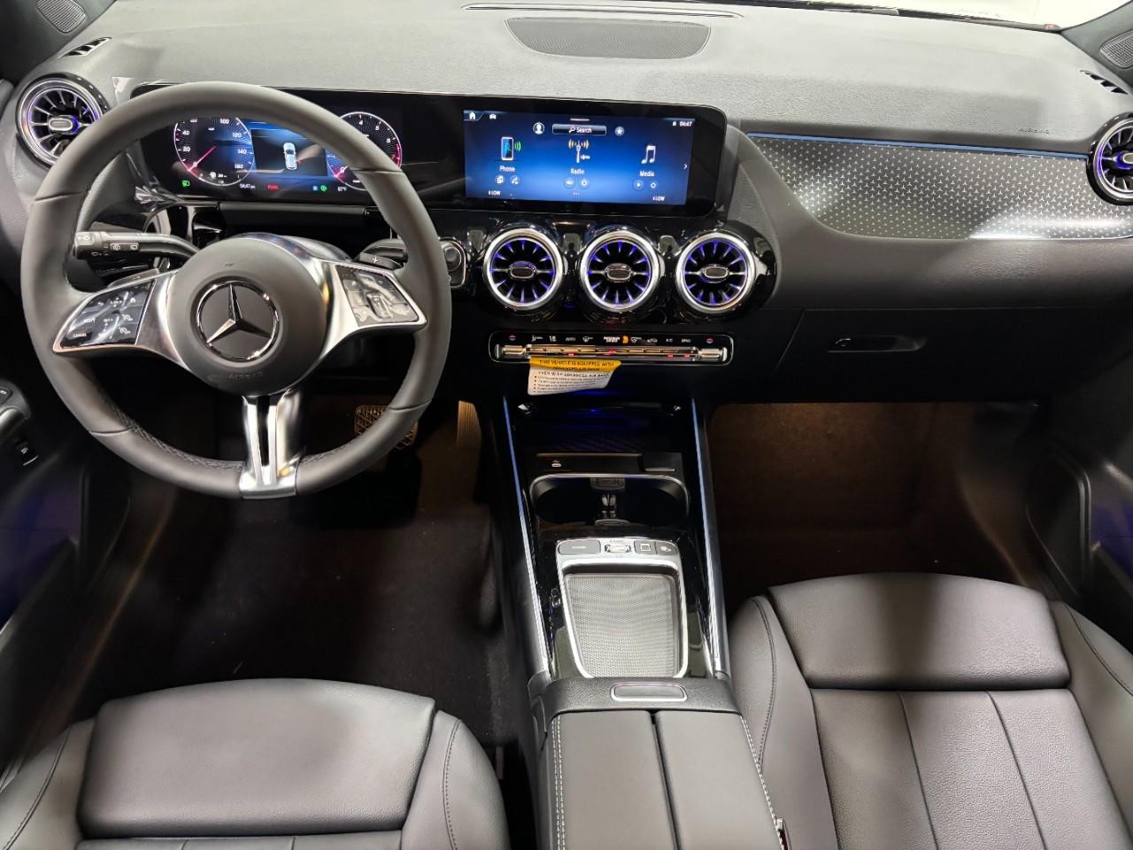 Mercedes-Benz GLA Vehicle Full-screen Gallery Image 14