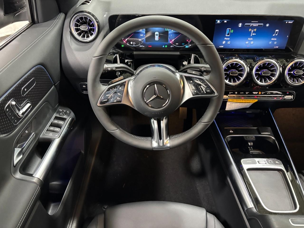 Mercedes-Benz GLA Vehicle Full-screen Gallery Image 15