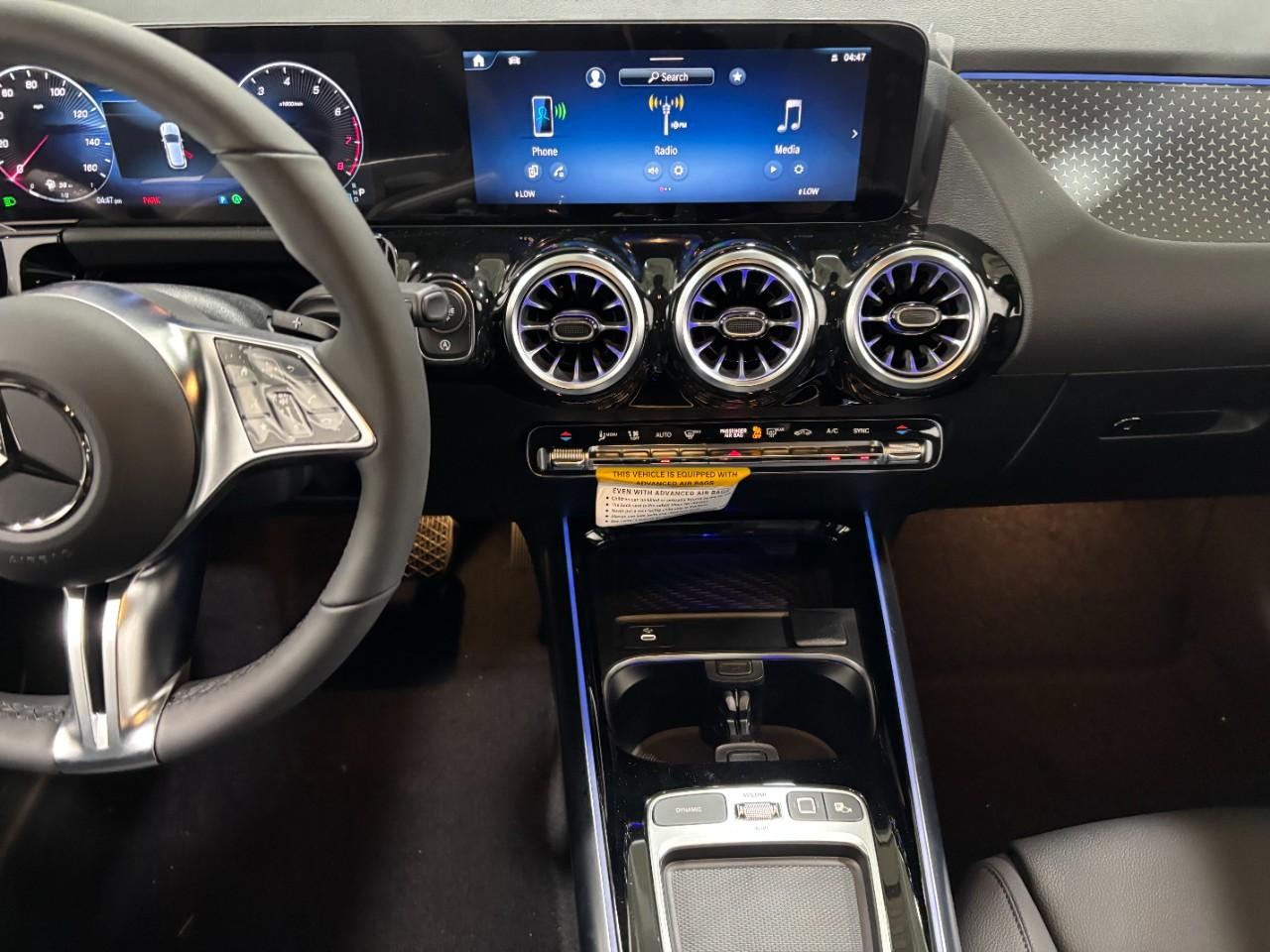 Mercedes-Benz GLA Vehicle Full-screen Gallery Image 16